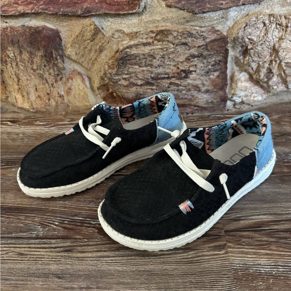 Hey Dude: Boho Black with patterned lining